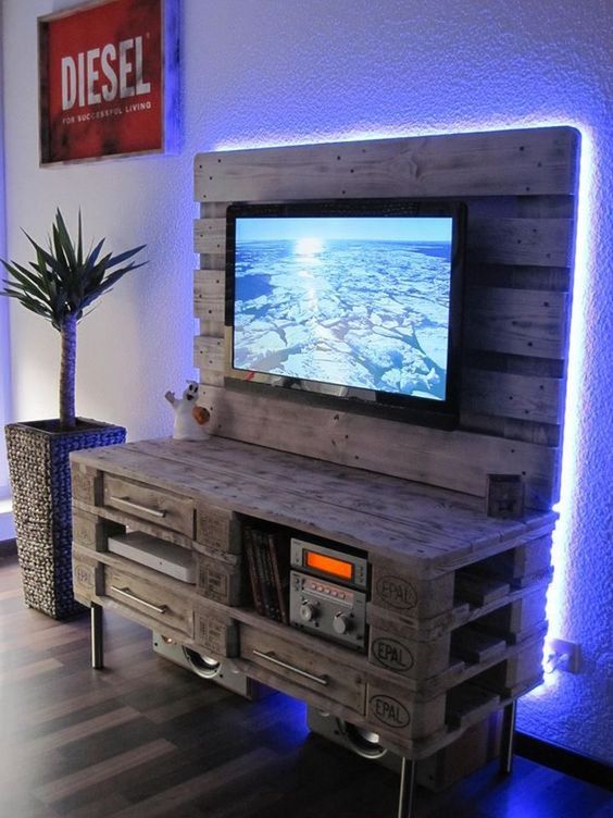 NA IR GALERIJOS PABAIGAI. SVETAINĖS STALIUKAI, VIRTUVĖS SALOS, DARBO STALAI, KEPSNINĖS, TV STALIUKAS SU SIENA, BEI LAUKO GULTAI!